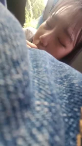 懵懂无知的嫩妹妹 在车上第一次尝试吃鸡巴 男友调教得非常棒