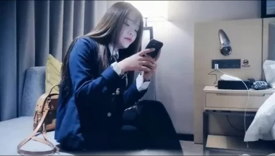 红唇花臂妹子啪啪张开双腿按着大力猛操!（进群约炮）